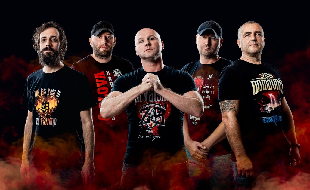 Zaprešic Boys stoje nad crvenim dimom u crnim majicama kao bend