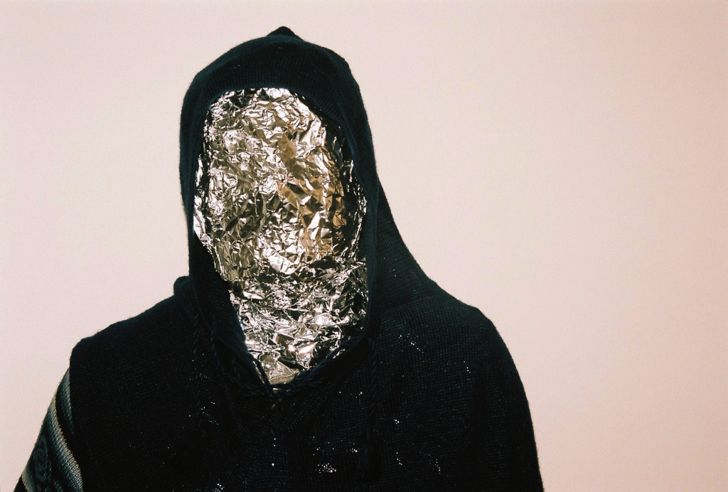 Jon Talabot lica prekrivenim alumunijskom folijom u crnom hoodieju.