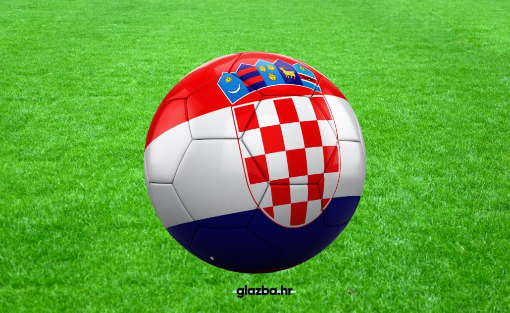 Ilustracija nogometne lopte s hrvatskim grbom na terenu.
