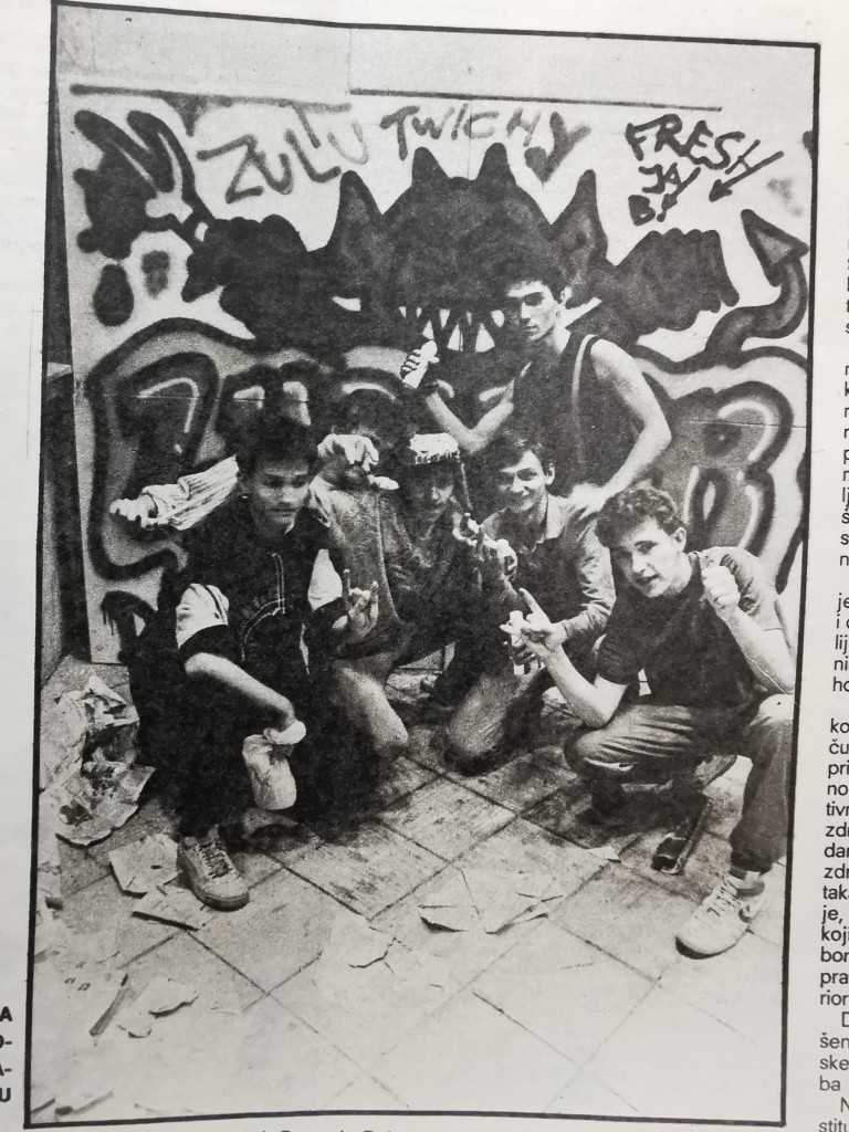 Mladi writeri ispred svježe nacrtanog graffita u Omladinskom kulturnom centru, 1987. (izvor: Phat Phillie, privatna arhiva)