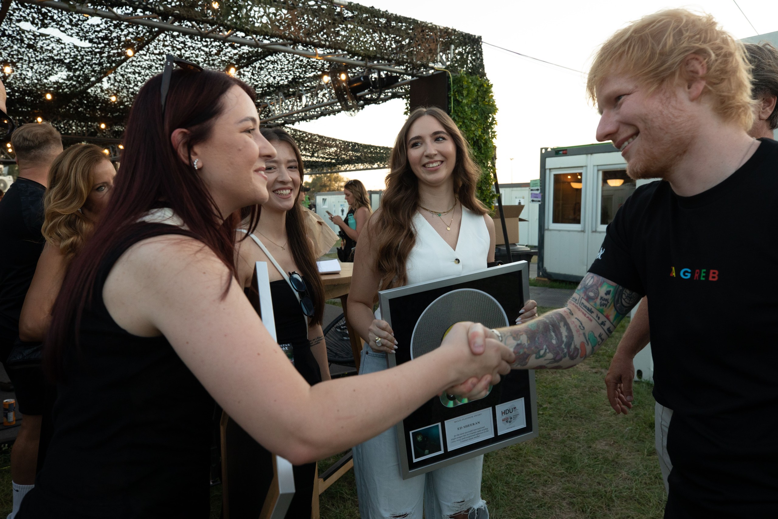 Ed Sheeran i predstavnice diskografske kuće Dancing Bear Alanis Varga, Talia Varga i Maja Andrić / foto: Mark Surridge