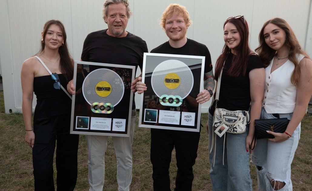 Ed Sheeran i predstavnici diskografske kuće Dancing Bear Talia Varga, Silvije Varga, Alanis Varga i Maja Andrić / foto: Mark Surridge