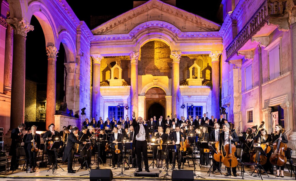 Zagrebačka filharmonija, Split, peristil