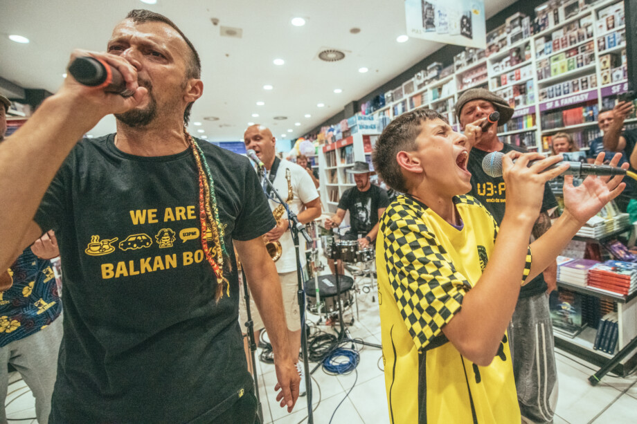 Na mini nastupu Dubiozi Kolektivu pridružio se mlađahni fan za koga je Bruno Jakubović rekao da je novi pjevač benda, jer su mu postojeća dvojica dosadila / Foto: Davor Denkovski Dubioza