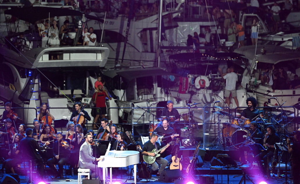 Vela Luka, 29.07.2024 – Koncert Trag u beskraju – sjećanje na Olivera Dragojevića / foto: Ante Čizmić / CROPIX