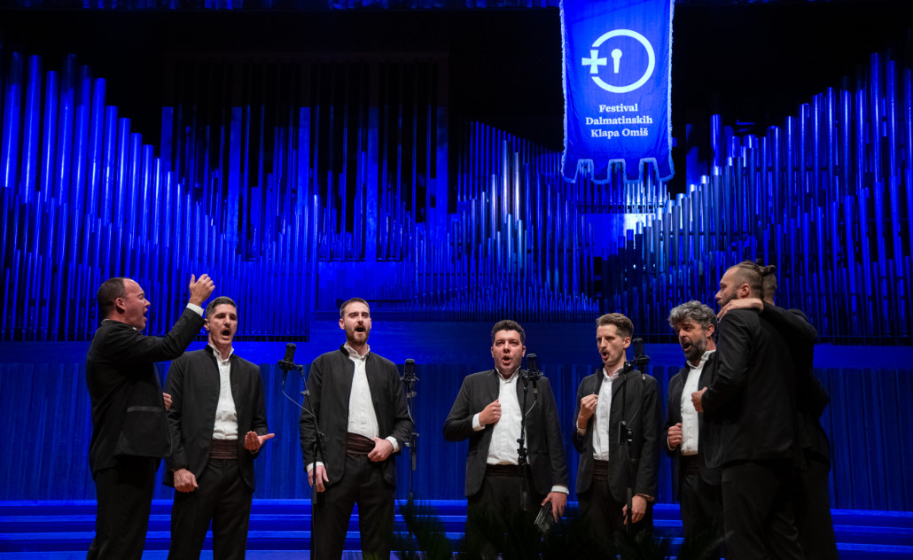 Klapa Bošket u Lisinskom / foto: FDK Omiš/Vicko Vidan