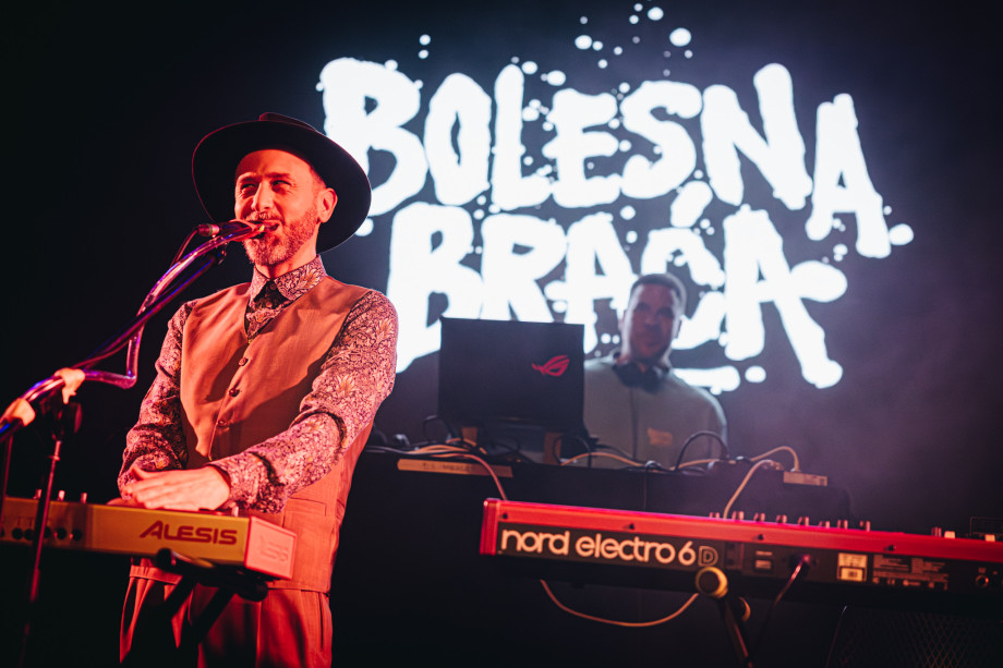 Bolesna braća u Boogaloou / Matej Grgić