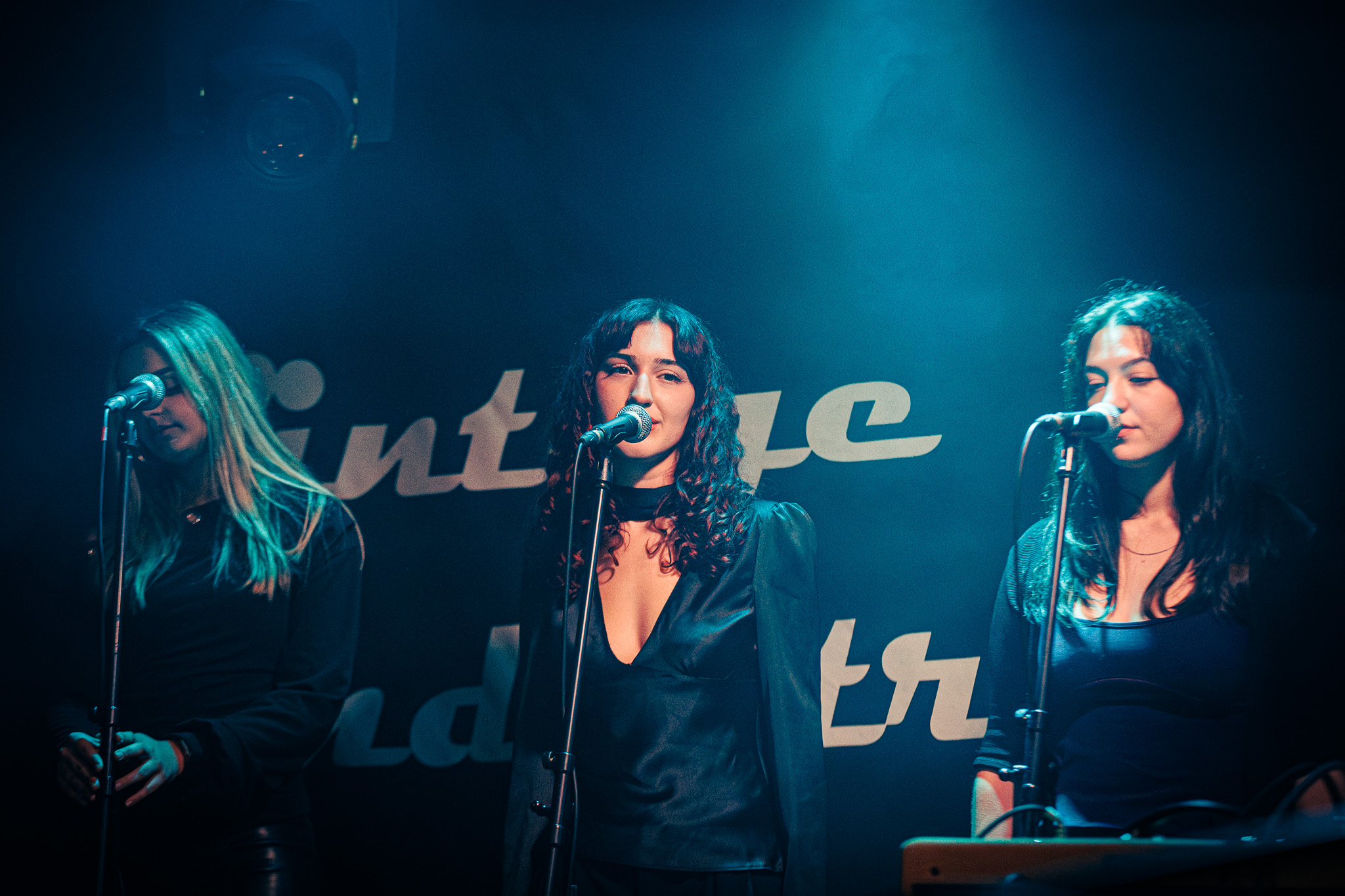 J. R. August u Vintage Industrial Baru