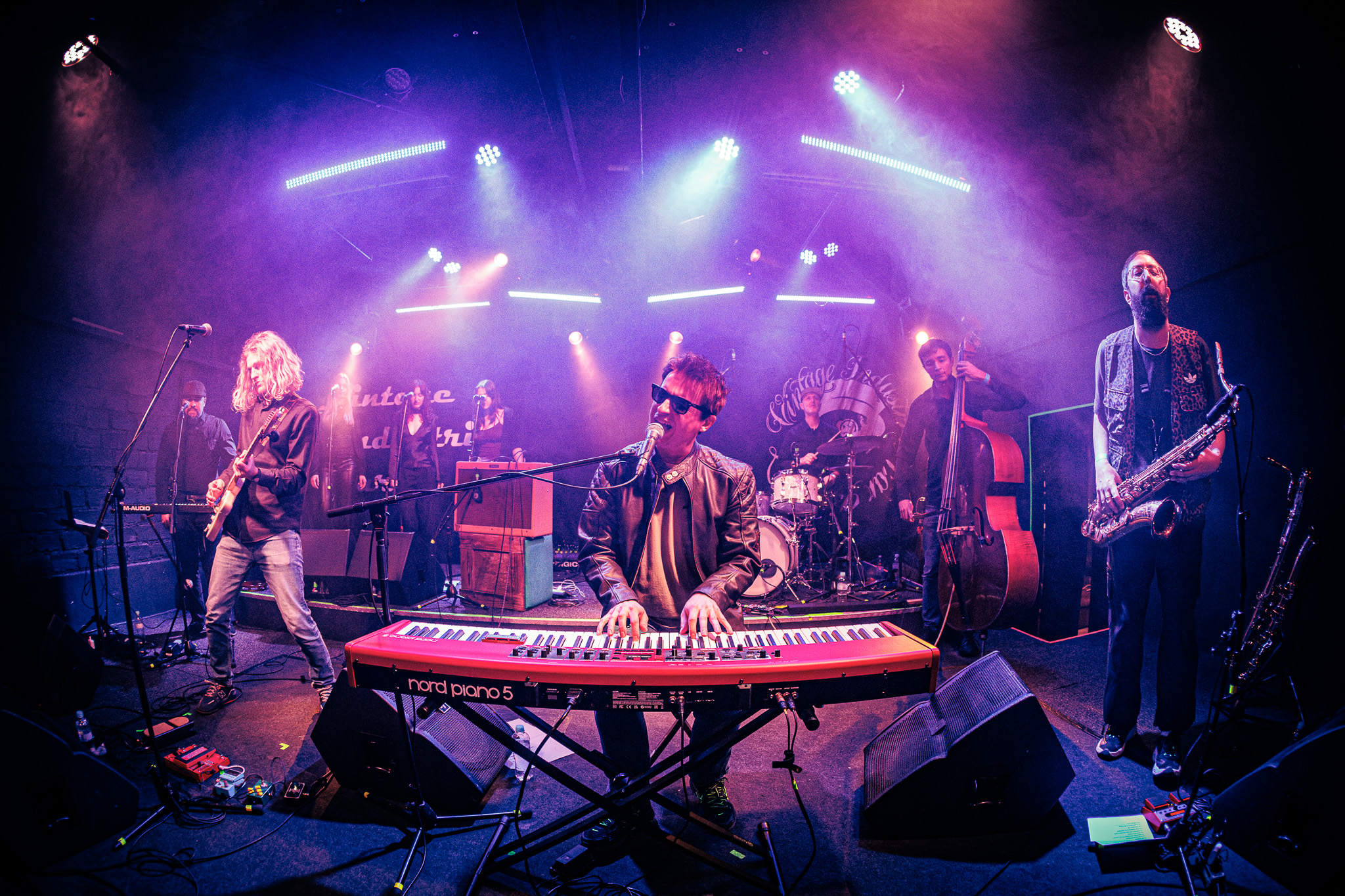 J. R. August u Vintage Industrial Baru