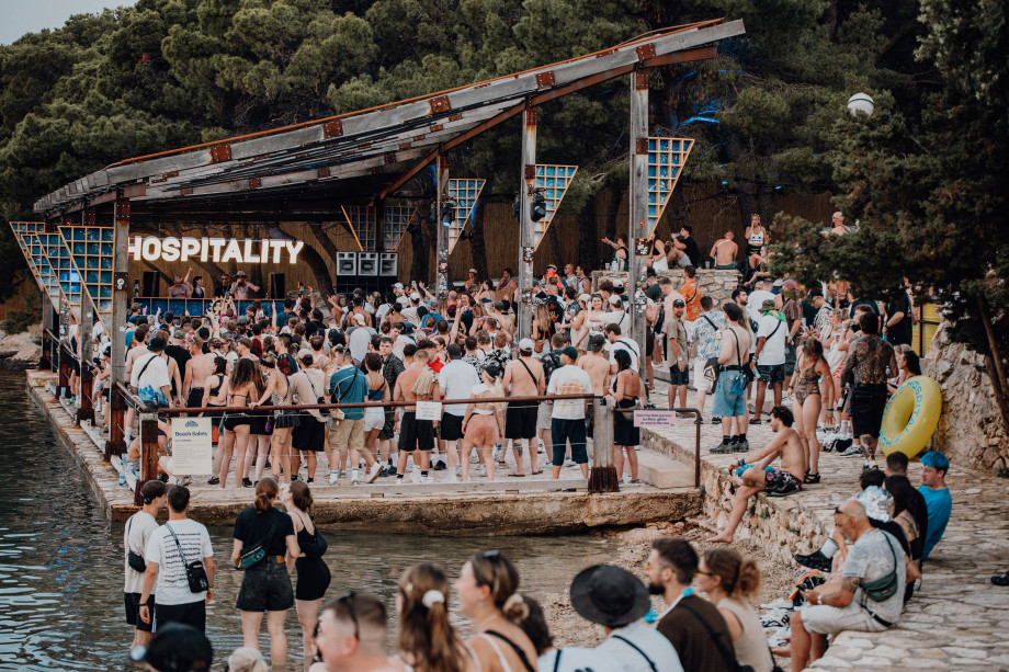 Hospitality on the Beach / Marko Tuđan