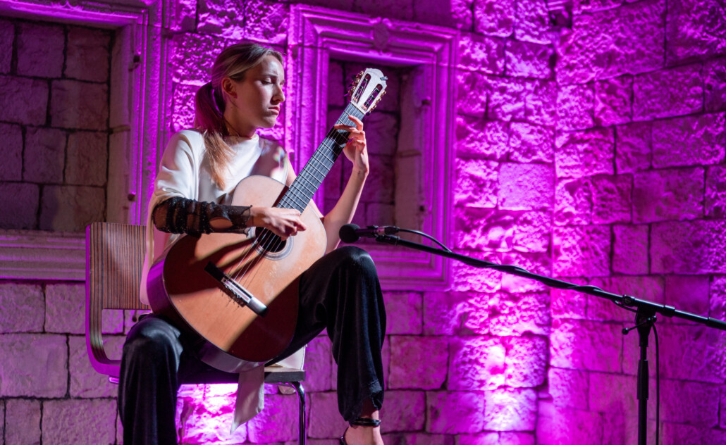 Paula Ćurić, Trogir, gitara